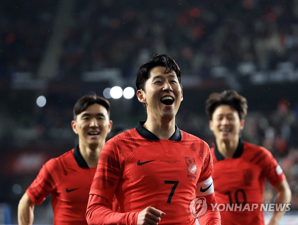 Son Heung-min (centro), el capitán de la selección nacional masculina de fútbol de Corea del Sur, celebra luego de anotar el primer gol del partido amistoso contra Colombia, el 24 de marzo de 2023, en el estadio de fútbol Munsu, en la ciudad suroriental de Ulsan.
