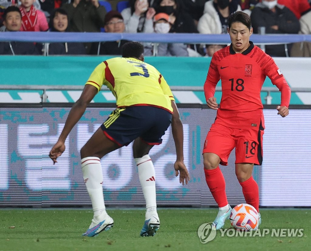 Lee Kang-in of South Korea (R) dribbles the ball up against Jhon Lucumi of Colombia during the teams' friendly football match at Munsu Football Stadium in Ulsan, 305 kilometers southeast of Seoul, on March 24, 2023. (Yonhap)