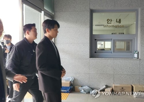 Yoo Ah-in comparece para ser interrogado por consumo de drogas