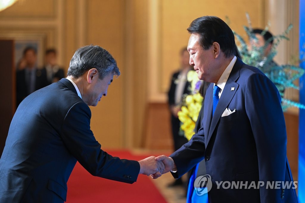 Yoon se reúne con los jefes de las misiones diplomáticas en el extranjero