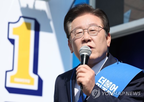 Main opposition Democratic Party leader Lee Jae-myung speaks during a campaign speech for an upcoming by-election in the southeastern county of Changnyeong, about 265 kilometers south of Seoul, on March 28, 2023. (Yonhap)