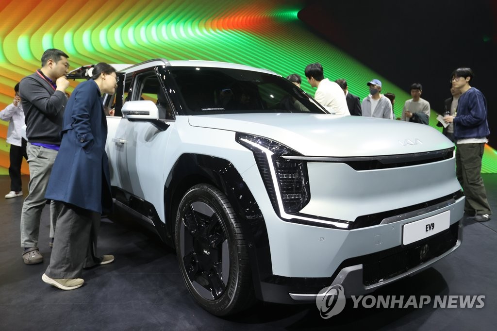 기아 EV9 첫 공개, 차량 살펴보는 관람객들