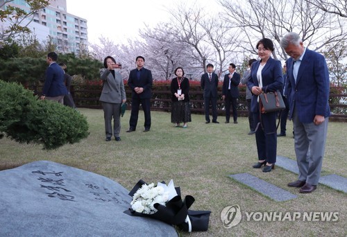 Moon pays tribute to Yun I-sang