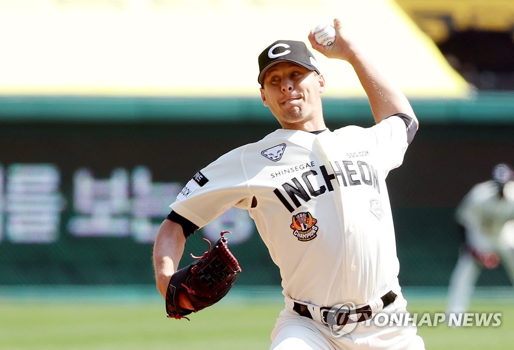 In this file photo from April 2, 2023, SSG Landers starter Kirk McCarty pitches against the Kia Tigers during the top of the first inning of a Korea Baseball Organization regular season game at Incheon SSG Landers Field in Incheon, some 30 kilometers west of Seoul. (Yonhap)