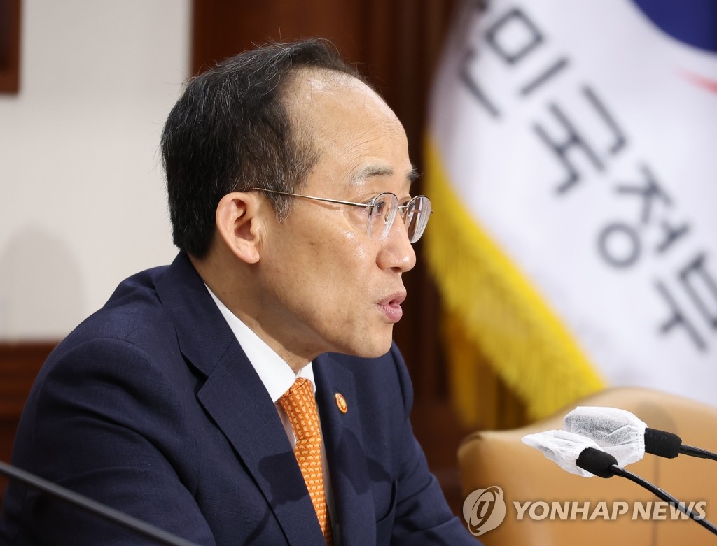Finance Minister Choo Kyung-ho speaks during a meeting with economy-related ministers in Seoul on April 5, 2023. (Yonhap)