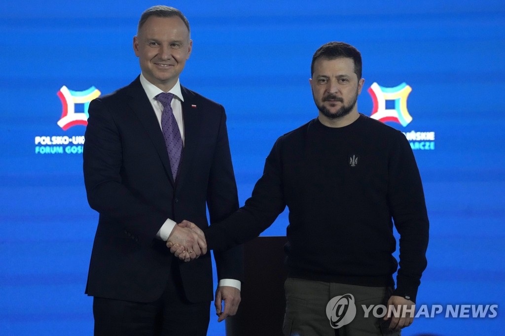 악수하는 폴란드·우크라 대통령