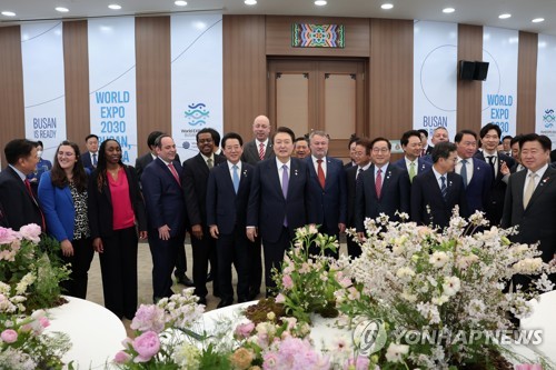زيارة مفاجئة للرئيس «يون» إلى حفل عشاء الوداع لوفد المكتب الدولي للمعارض