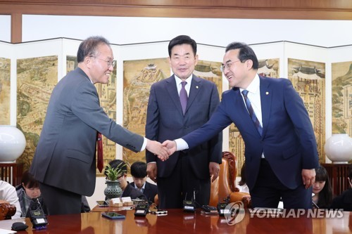 손 맞잡은 여야 원내대표