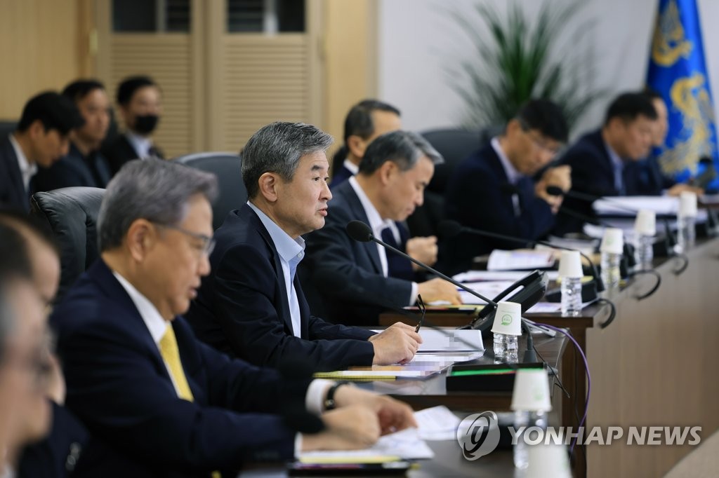 La foto de archivo, proporcionada por la oficina presidencial, muestra al asesor jefe de seguridad nacional, Cho Tae-yong (2º por la izda.), hablando durante una reunión de emergencia del Consejo de Seguridad Nacional, el 13 de abril de 2023, en Seúl. (Prohibida su reventa y archivo)