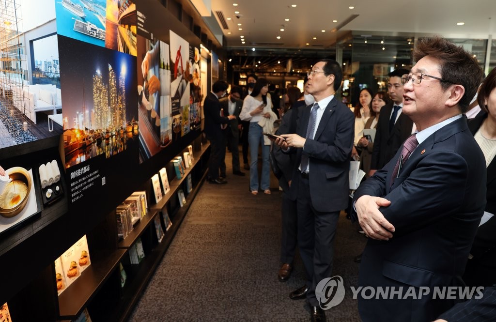 韓国観光相　「六本木　蔦屋書店」を訪問