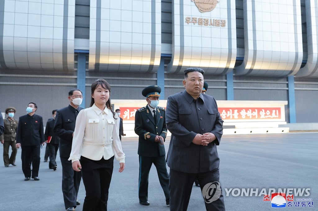 El líder norcoreano Kim Jong-un (derecha), junto con su hija Ju-ae, visitan la Administración Nacional de Desarrollo Aeroespacial en Pyongyang el 18 de abril de 2023, en esta foto de archivo proporcionada por la Agencia Central de Noticias oficial de Corea del Norte.  Kim ordenó a la agencia que complete los preparativos para lanzar el primer satélite de reconocimiento militar del Norte a fines de este mes.  (Para uso exclusivo en la República de Corea. Sin redistribución) (Yonhap)