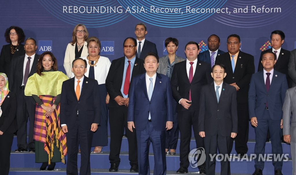 Le président Yoon Suk Yeol (au centre) pose pour une photo lors de la cérémonie d'ouverture de la 56e réunion annuelle de la Banque asiatique de développement (BAsD) à Incheon, à l'ouest de Séoul, le mercredi 3 mai 2023. 