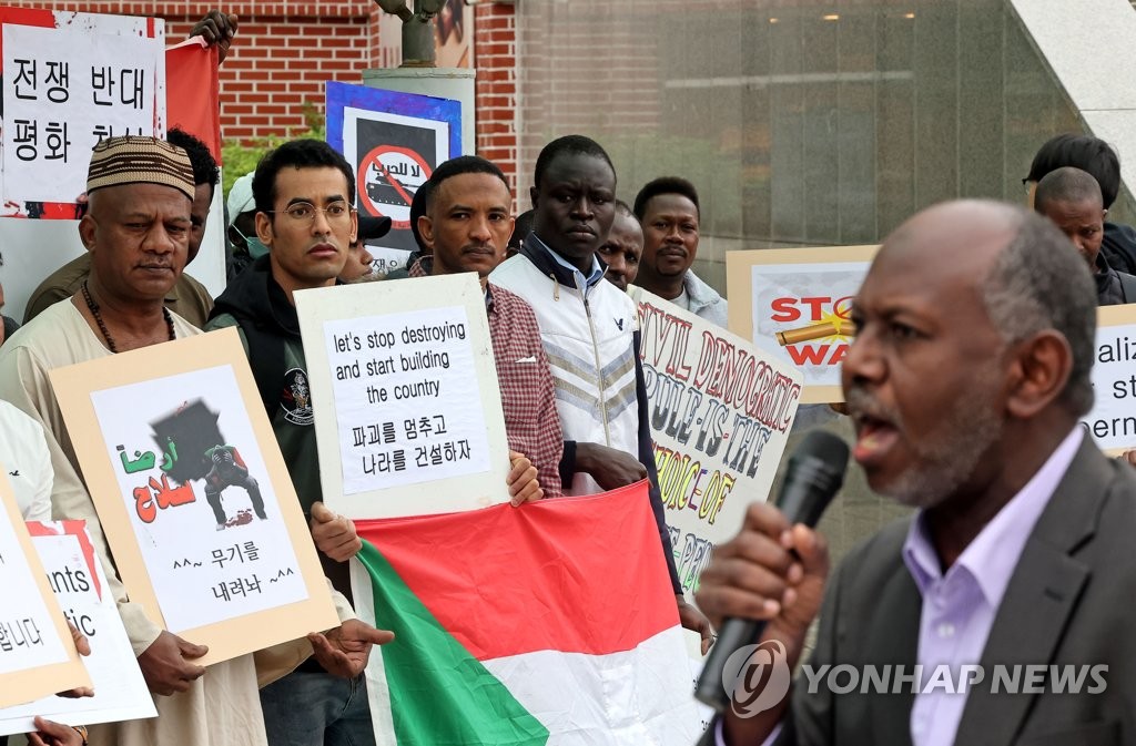 السودانيون في كوريا ينظمون وقفة أمام محطة سيئول رفضا للحرب - 2