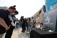 '전세사기 피해자 사망' 헌화하는 대책위 피해자들