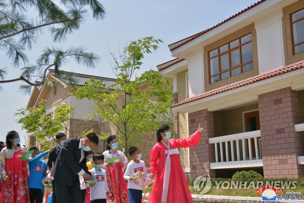 5월 북한 자강도 희천시 지신남새(채소)농장의 농촌주택 건설