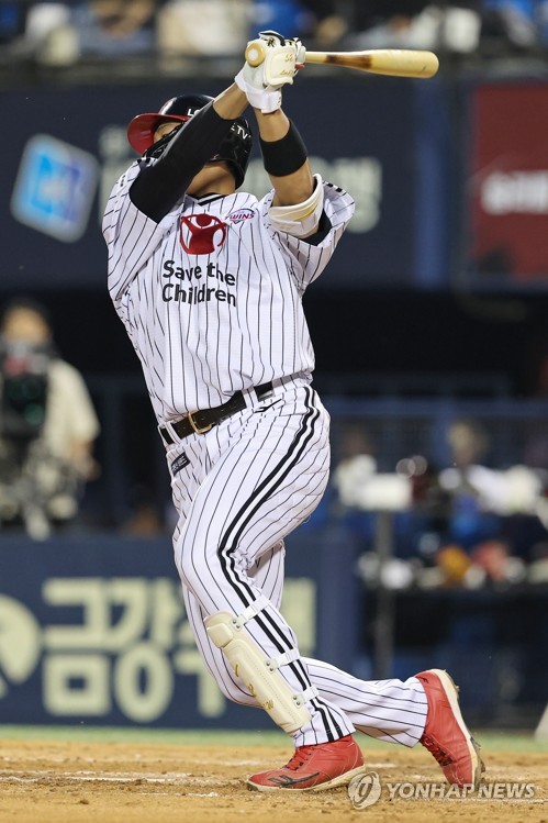 Lee Jae-won of the LG Twins hits a three-run double against the KT Wiz during the bottom of the fourth inning of a Korea Baseball Organization regular season game at Jamsil Baseball Stadium in Seoul in this file photo taken May 17, 2023. (Yonhap)