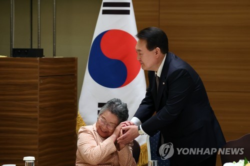 尹大統領（右）は５月１９日、広島市内で在日韓国人被爆者と面会した（共同取材）＝（聯合ニュース）