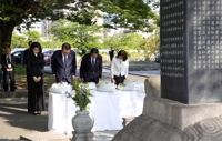 韓日首脳　広島の「韓国人原爆犠牲者慰霊碑」を参拝