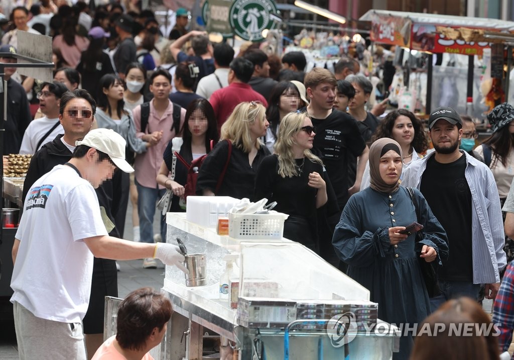No. of foreign travelers to S. Korea up almost sevenfold on-year in April
