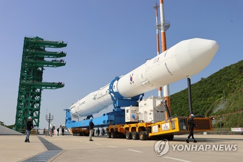 En la fotografía, tomada el 23 de mayo de 2023, se muestra el cohete espacial surcoreano Nuri llegando a la plataforma de lanzamiento del Centro Espacial Naro, en Goheung, en la provincia de Jeolla del Sur. (Foto proporcionada por el KARI. Prohibida su reventa y archivo)