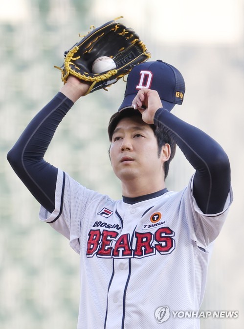 Doosan Bears starter Jang Won-jun adjusts his cap during the top of the first inning of a Korea Baseball Organization regular season game against the Samsung Lions at Jamsil Baseball Stadium in Seoul on May 23, 2023. (Yonhap)