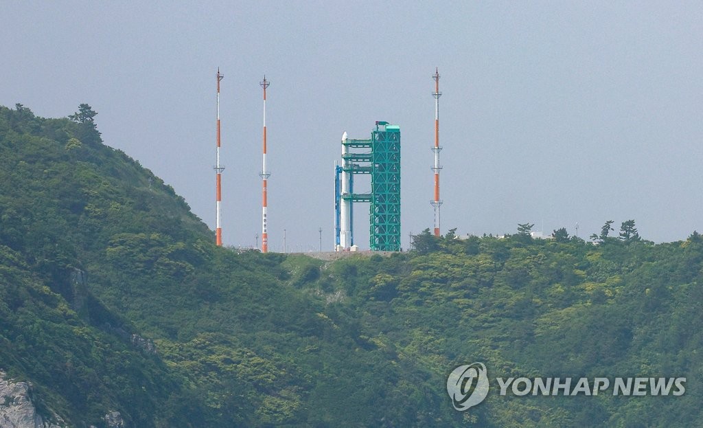 La fusée spatiale sud-coréenne Nuri est érigée sur la rampe de lancement du centre spatial de Naro à Goheung, dans la province du Jeolla du Sud, le 23 mai 2023.