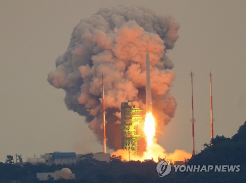 El Nuri, el cohete espacial autóctono de Corea del Sur, despega, el 25 de mayo de 2023, desde el Centro Espacial Naro, en Goheung, en la provincia Jeolla del Sur.