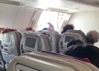 (LEAD) Un passager ouvre la porte d'un avion d'Asiana Airlines juste avant l'atterrissage à Daegu