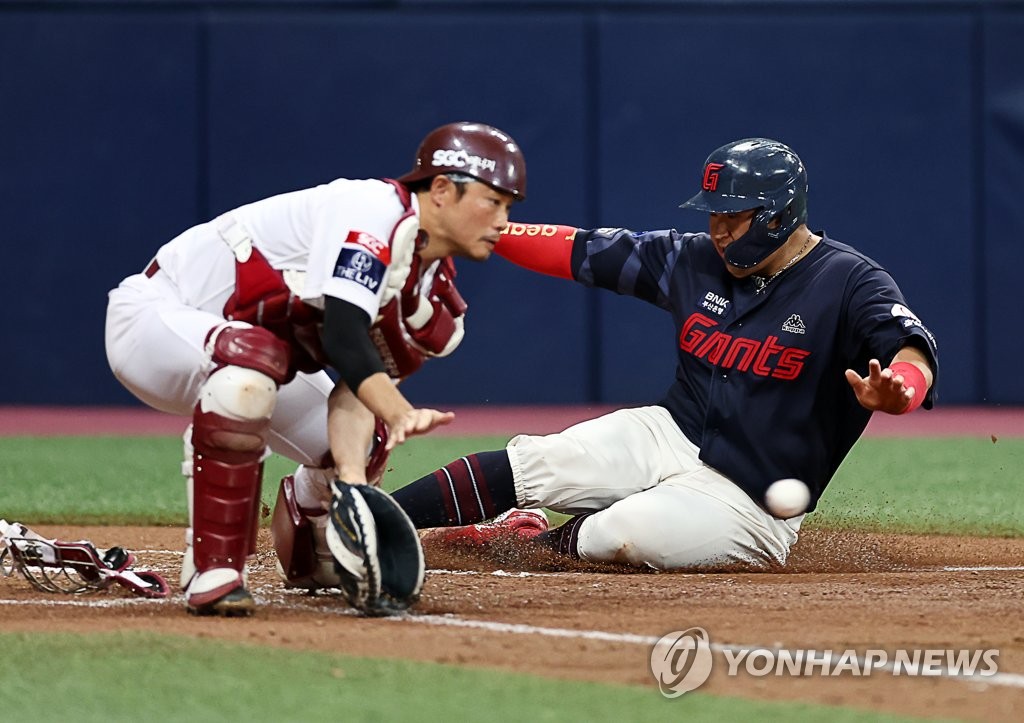 Yoo Kang-nam of the Lotte Giants scores against the Kiwoom Heroes during the top of the second inning of a Korea Baseball Organization regular season game at Gocheok Sky Dome in Seoul on May 28, 2023. (Yonhap)