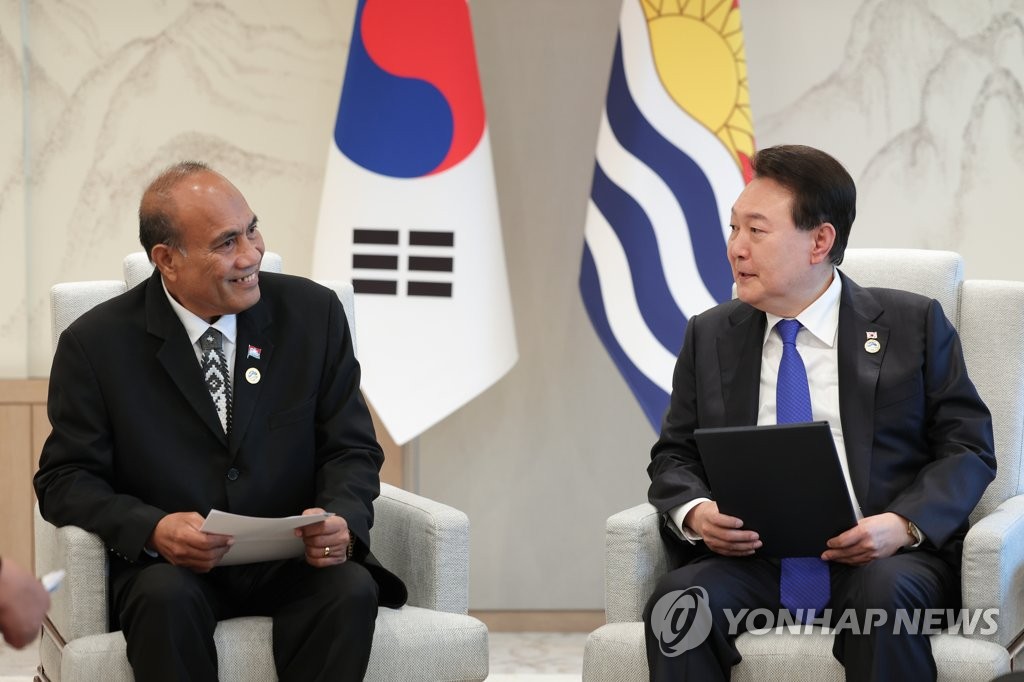 Yoon holds summit with Kiribati's President