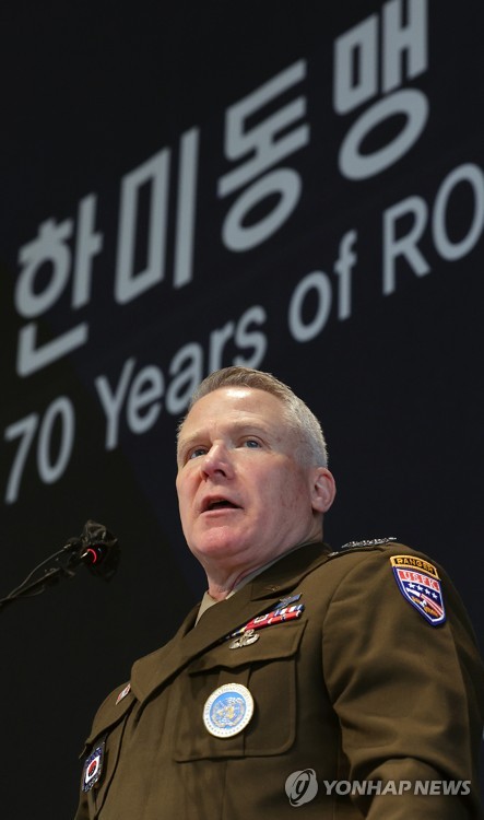 USFK chief gives lecture