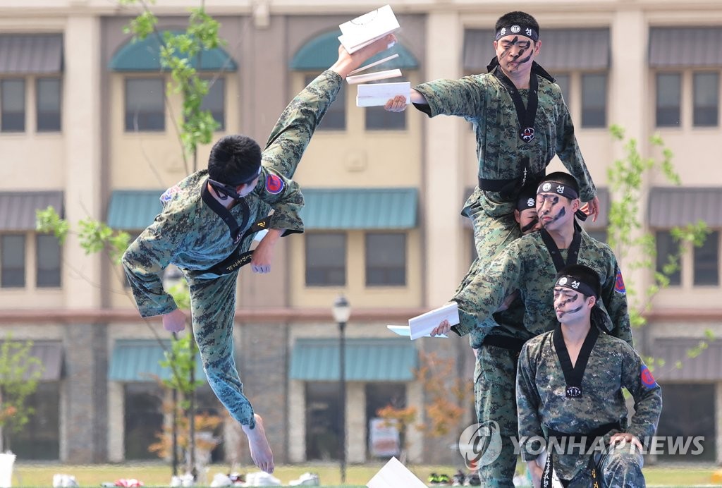 멋진 공연 선보이는 2군단 태권도 시범단