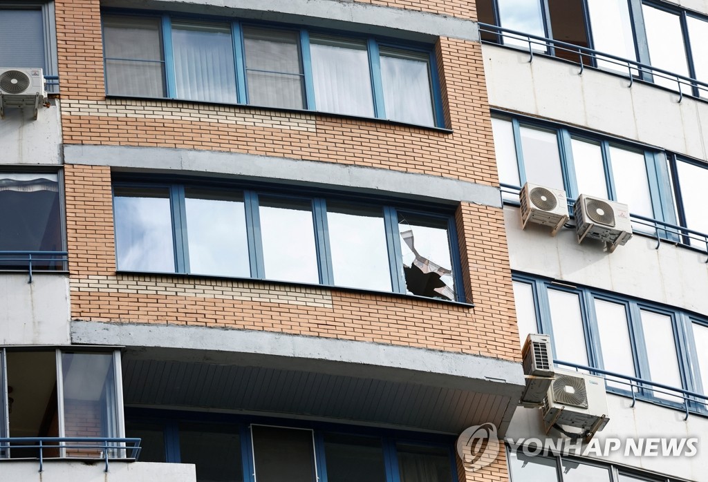 무인기 공격으로 깨진 러시아 모스크바 건물 창문