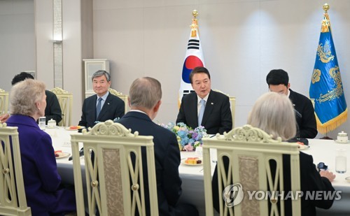 Yoon destaca la importancia de la libertad para la paz en una reunión con el grupo The Elders