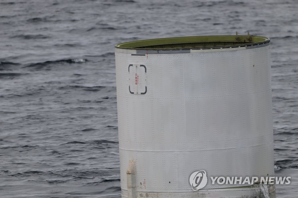 北飛翔体の一部らしき物体を引き揚げ　ロケット１・２段目連結部位か＝韓国軍