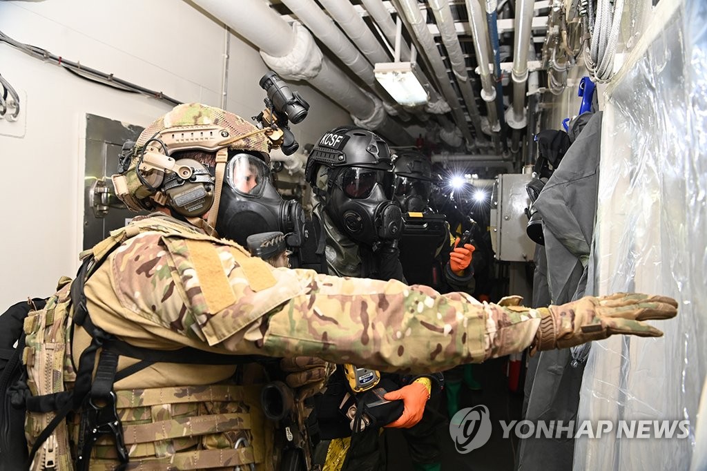 Los miembos de las fuerzas especiales de la Armada y la Guardia Costera de Corea del Sur realizan un ejercicio, a bordo de una lancha motora, el 31 de mayo de 2023, para tomar medidas duras contra un barco sospechoso de transportar armas de destrucción masiva (ADM), en los mares frente a la isla surcoreana meridional de Jeju. (Yonhap)