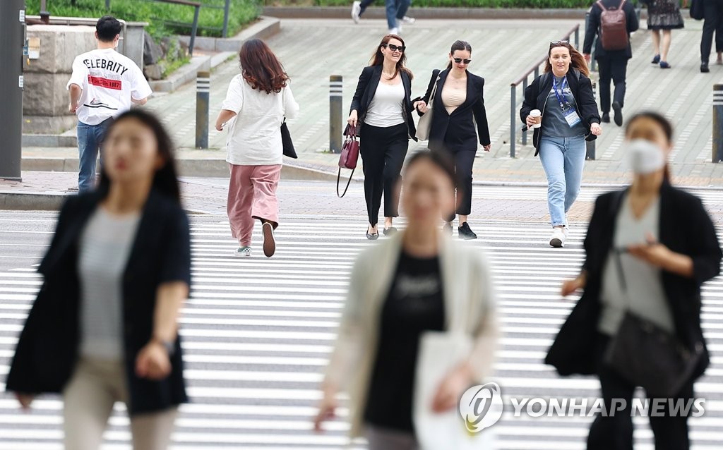 이젠 사실상 엔데믹 시대, 격리·마스크 의무 해제