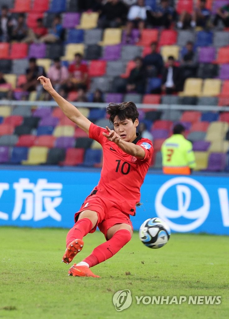 Bae Jun-ho of South Korea scores against Ecuador during the teams' round of 16 match at the FIFA U-20 World Cup at Santiago del Estero Stadium in Santiago del Estero, Argentina, on June 1, 2023. (Yonhap)