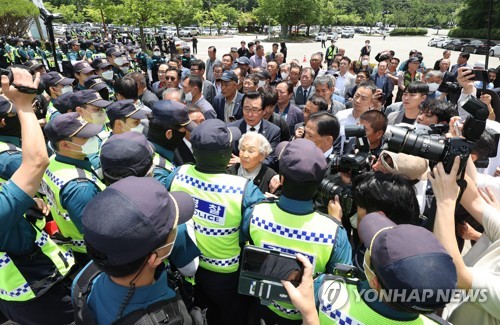 Ex-special forces blocked from visiting Gwangju victims' cemetery