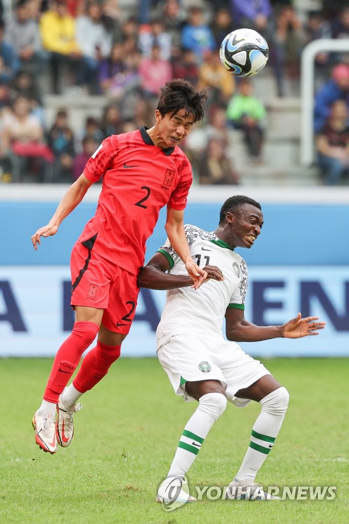 Park Chang-woo of South Korea (L) heads the ball ahead of Ibrahim Muhammad of Nigeria during the teams' quarterfinal match at the FIFA U-20 World Cup at Santiago del Estero Stadium in Santiago del Estero, Argentina, on June 4, 2023. (Yonhap)