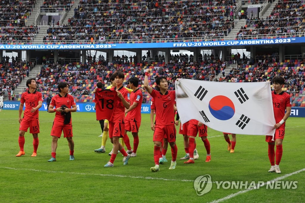 South Korean players hold up their national flag, Taegeukgi, to celebrate their 1-0 victory over Nigeria in the quarterfinals at the FIFA U-20 World Cup at Santiago del Estero Stadium in Santiago del Estero, Argentina, on June 4, 2023. (Yonhap)