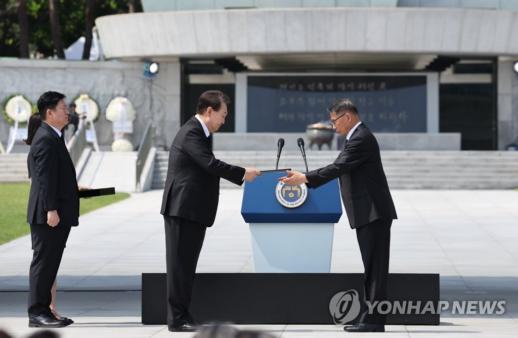 국가유공자 증서 수여하는 윤석열 대통령