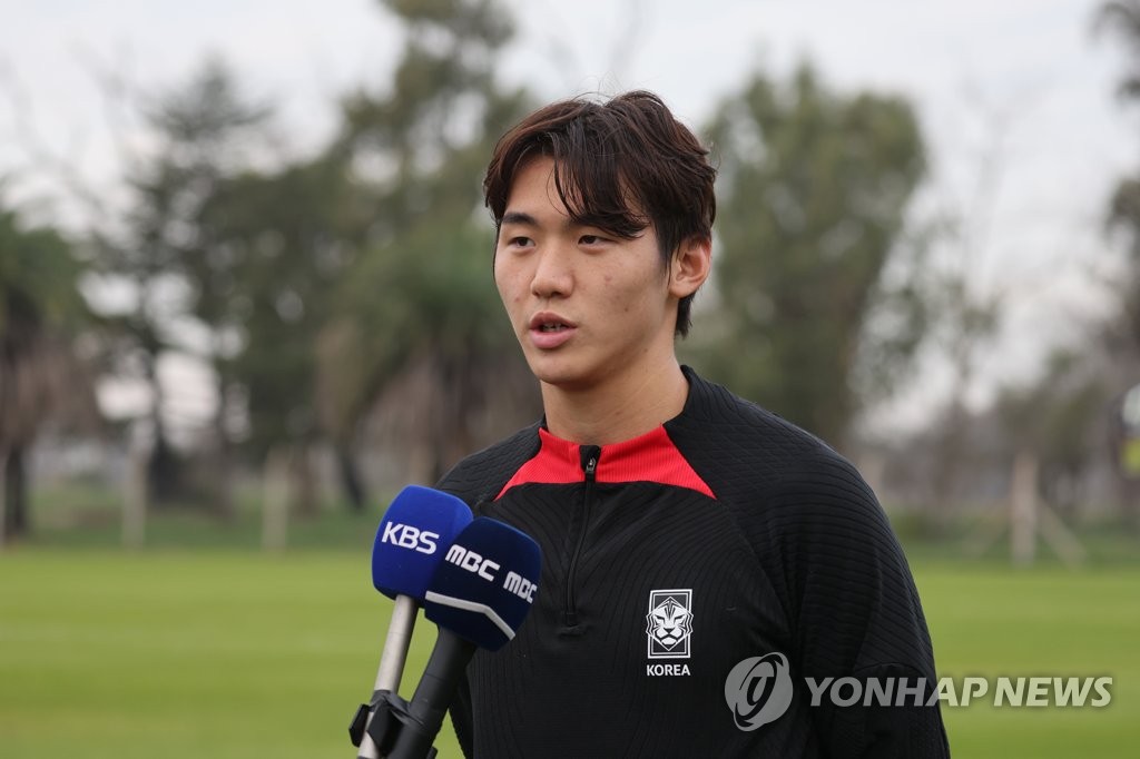 Kim Ji-soo of South Korea speaks with reporters after a training session for the semifinal match against Italy at the FIFA U-20 World Cup at Estancia Chica training complex in La Plata, Argentina, on June 7, 2023. (Yonhap)