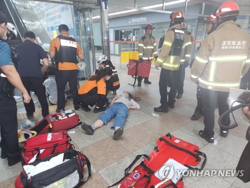 수내역 에스컬레이터 역주행 사고로 14명 부상