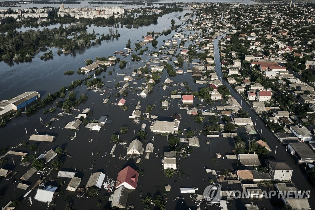 This photo, provided by the Associated Press on June 8, 2023, shows a village in Kherson of Ukraine, an area controlled by Russia, which was flooded by the collapse of the Kakhovka dam. (PHOTO NOT FOR SALE) (Yonhap)