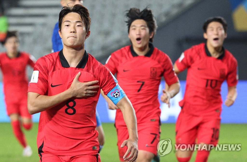Lee Seung-won of South Korea (L) celebrates after scoring a penalty against Italy during the teams' semifinal match at the FIFA U-20 World Cup at La Plata Stadium in La Plata, Argentina, on June 8, 2023. (Yonhap)