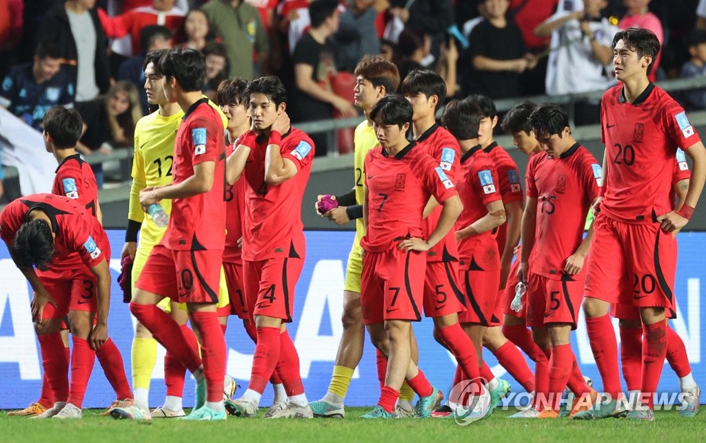 South Korean players react to their 2-1 loss to Italy in the semifinals of the FIFA U-20 World Cup at La Plata Stadium in La Plata, Argentina, on June 8, 2023. (Yonhap)