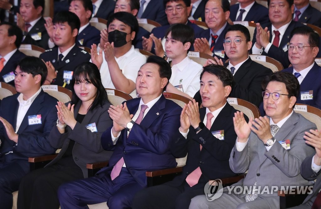 강원특별자치도 출범 기념식에서 박수치는 윤석열 대통령
