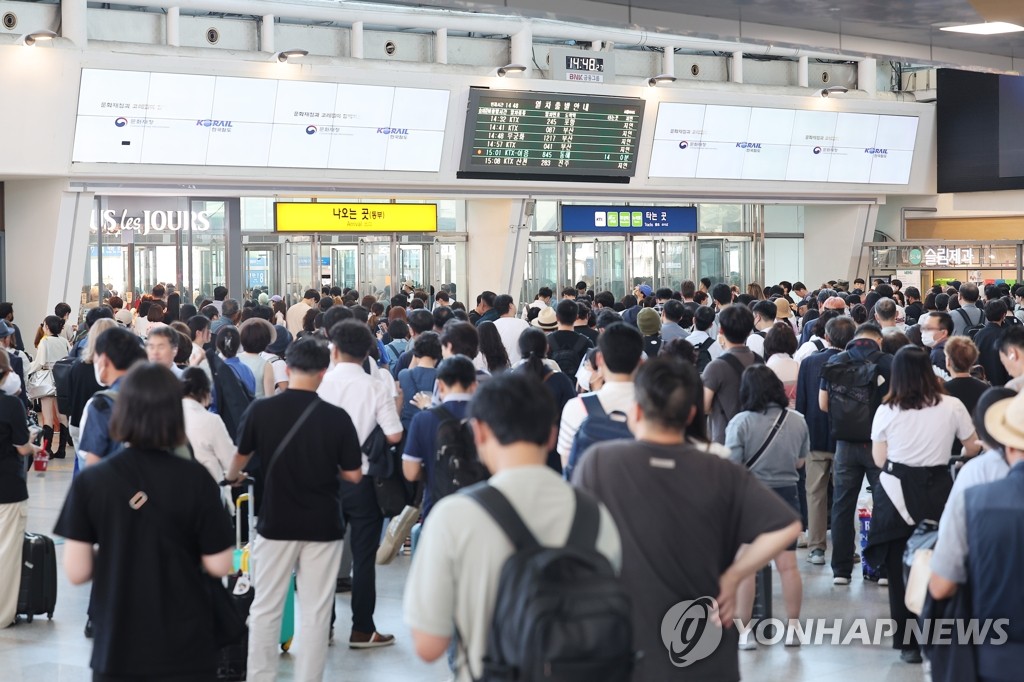 Pasajeros varados abarrotan la estación de Seúl el 16 de junio de 2023, cuando KTX y los servicios de trenes regulares enfrentan retrasos debido a una falla en el suministro de electricidad en la línea Gyeongui.  (Yonhap)