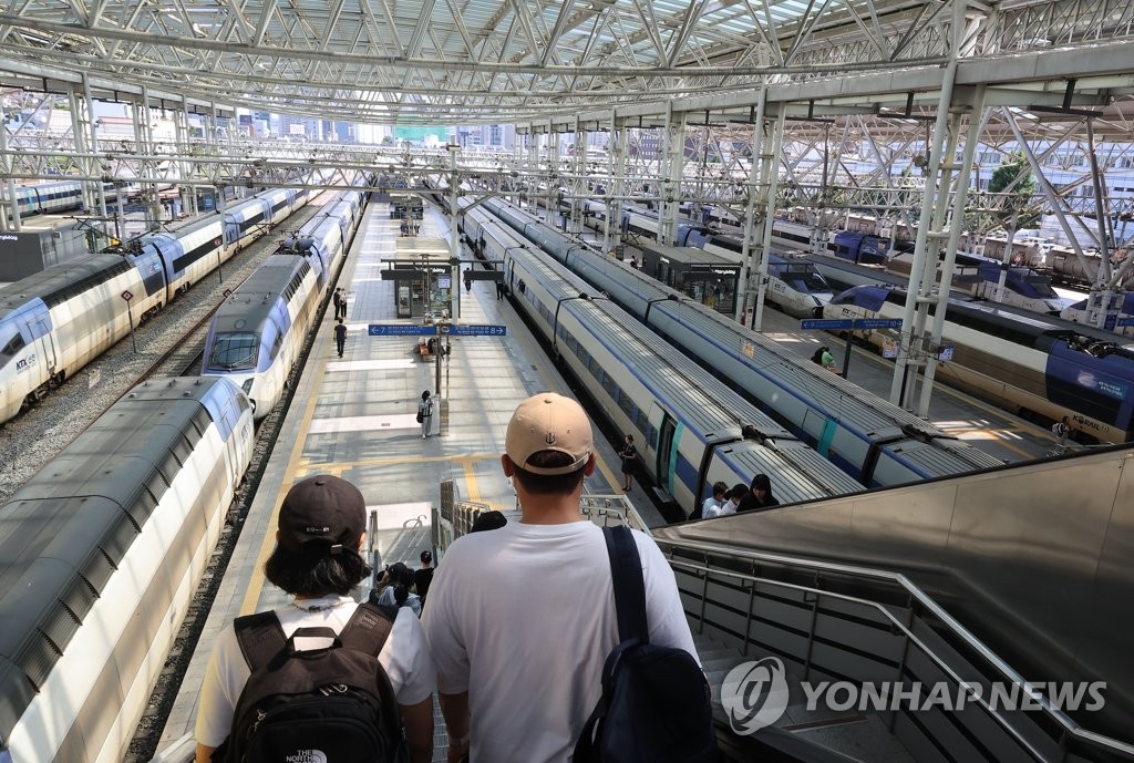 Los trenes esperan en las vías de la estación de Seúl en Seúl el 16 de junio de 2023, luego de un problema de suministro de electricidad en una línea que conecta a Seúl con sus ciudades satélite del noroeste.  (Yonhap)